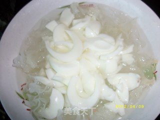 花生银耳蛋白汤的做法步骤：2