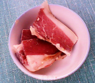 青椒炒火腿的做法步骤：1