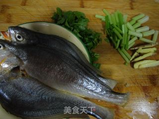 焖黄花鱼的做法步骤：1