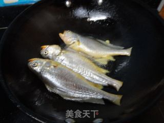 焖黄花鱼的做法步骤：2