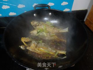 焖黄花鱼的做法步骤：4