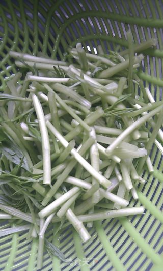 藜蒿炒香肠的做法步骤：2