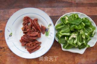 青椒炒腊肠的做法步骤：3