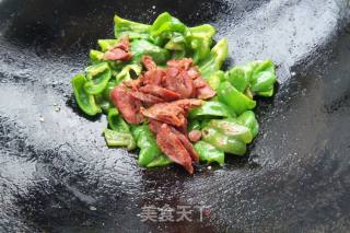 青椒炒腊肠的做法步骤：5
