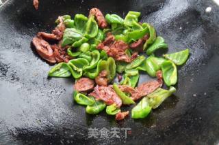 青椒炒腊肠的做法步骤：6