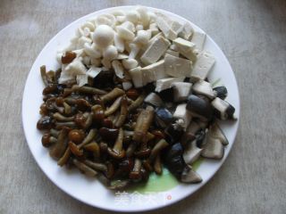 酸辣三菇豆腐汤的做法步骤：3