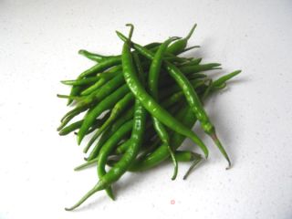 让你闻着味道就想吃的一道超级开胃菜--尖椒沙茶牛肉的做法步骤：2