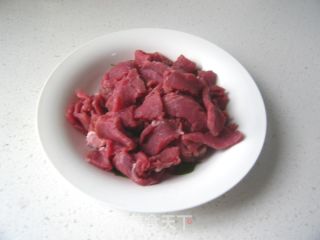 让你闻着味道就想吃的一道超级开胃菜--尖椒沙茶牛肉的做法步骤：3