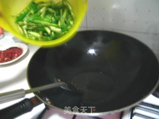 让你闻着味道就想吃的一道超级开胃菜--尖椒沙茶牛肉的做法步骤：8