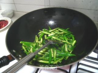 让你闻着味道就想吃的一道超级开胃菜--尖椒沙茶牛肉的做法步骤：9