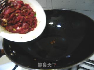 让你闻着味道就想吃的一道超级开胃菜--尖椒沙茶牛肉的做法步骤：10