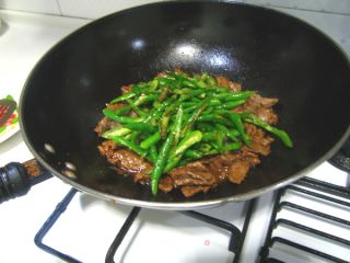 让你闻着味道就想吃的一道超级开胃菜--尖椒沙茶牛肉的做法步骤：13