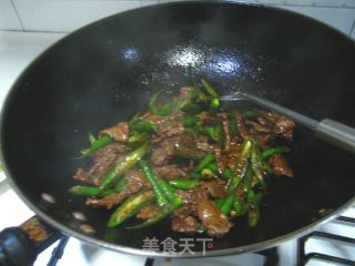 让你闻着味道就想吃的一道超级开胃菜--尖椒沙茶牛肉的做法步骤：14