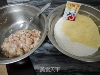 玉米面鲜肉包子的做法步骤：1