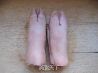 腐乳烧猪蹄的做法步骤：1