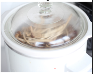 简单2步打造美味鲜汤——茶树菇土鸡汤（催乳御寒）的做法步骤：2
