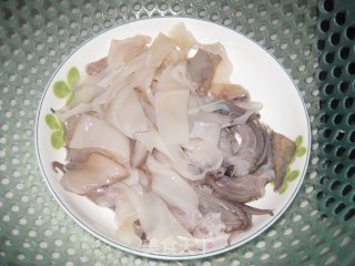 葱烤鱿鱼的做法步骤：1