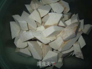 芋头炖牛腩的做法步骤：1