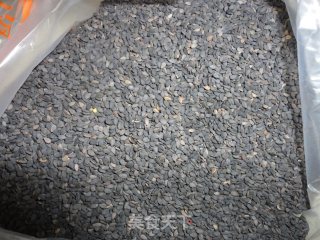 黑芝麻核桃黑豆糊的做法步骤：1
