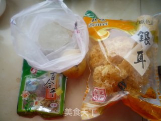 冰糖银耳雪梨羹的做法步骤：1