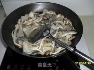 炒蘑菇的做法步骤：2