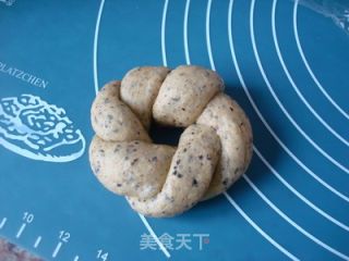 豆渣的花样年华——黑豆枸杞花环面包的做法步骤：7