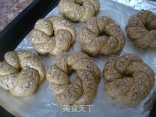 豆渣的花样年华——黑豆枸杞花环面包的做法步骤：9