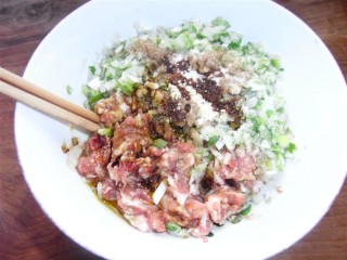 大葱白萝卜大肉饺子的做法步骤：2