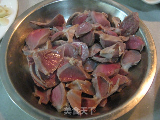 酸豆角炒鸡胗的做法步骤：2