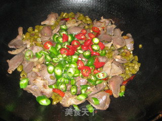 酸豆角炒鸡胗的做法步骤：9