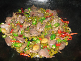 酸豆角炒鸡胗的做法步骤：10