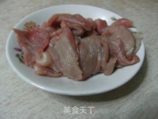 菜花黄瓜炒肉的做法步骤：1