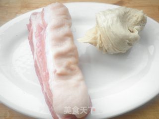 五花肉烧面筋的做法步骤：1