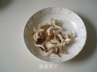 鲜蘑菇鲫鱼汤的做法步骤：2