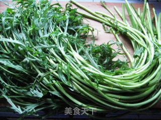 芦蒿炒臭干的做法步骤：1