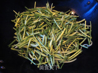 芦蒿炒臭干的做法步骤：4