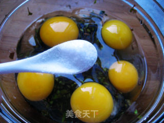 香椿煎鸡蛋的做法步骤：4
