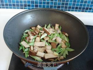 西芹豆干炒肉片的做法步骤：7