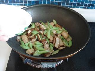 西芹豆干炒肉片的做法步骤：8
