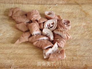 蒜苗炒大肠的做法步骤：1