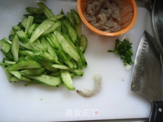 黄瓜炒虾仁的做法步骤：2
