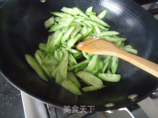 黄瓜炒虾仁的做法步骤：4