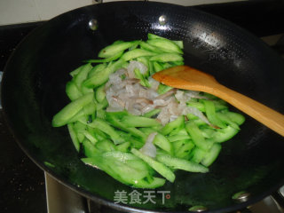 黄瓜炒虾仁的做法步骤：5