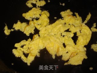 色彩分明---酱瓜炒蛋的做法步骤：3