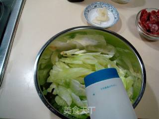 腊肠炒莴笋的做法步骤：1