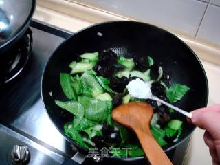 木耳鸡蛋炒油菜的做法步骤：5