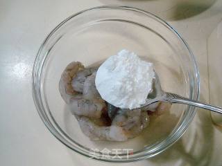 菠萝炒虾球的做法步骤：1