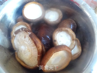 香菇醉油菜的做法步骤：1