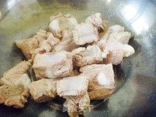 【食疗养生话汤煲】自制养生参芪汤---参芪猴头菇排骨汤的做法步骤：4