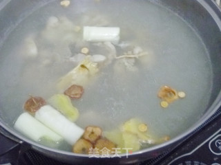 【食疗养生话汤煲】自制养生参芪汤---参芪猴头菇排骨汤的做法步骤：6